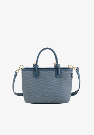Kleine blaue Handtasche mit strukturierter Oberfläche, zwei Griffen und abnehmbarem Schulterriemen mit goldfarbenen Verschlüssen.