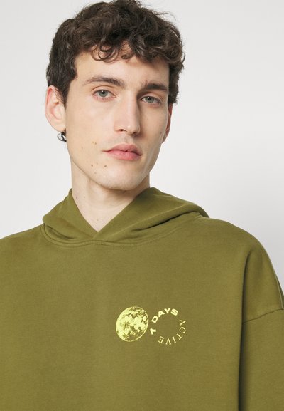 7 DAYS Active OVERSIZED GRAPHIC HOODIE UNISEX - Sweatshirt - capulet olive