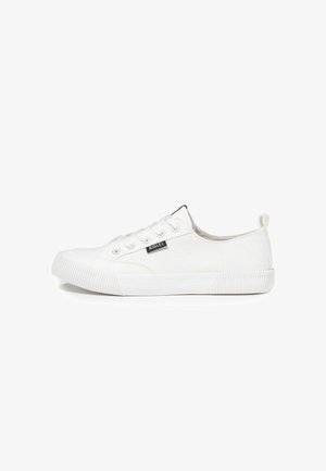 Bílé plátěné tenisky s šněrováním, gumovou podrážkou a černým logem na boku. Mají texturovanou špičku a patní poutko.