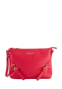 Rød læder crossbody taske med tekstureret overflade, gyldent lynlås og justerbar rem. Har et trykt logo på forsiden.