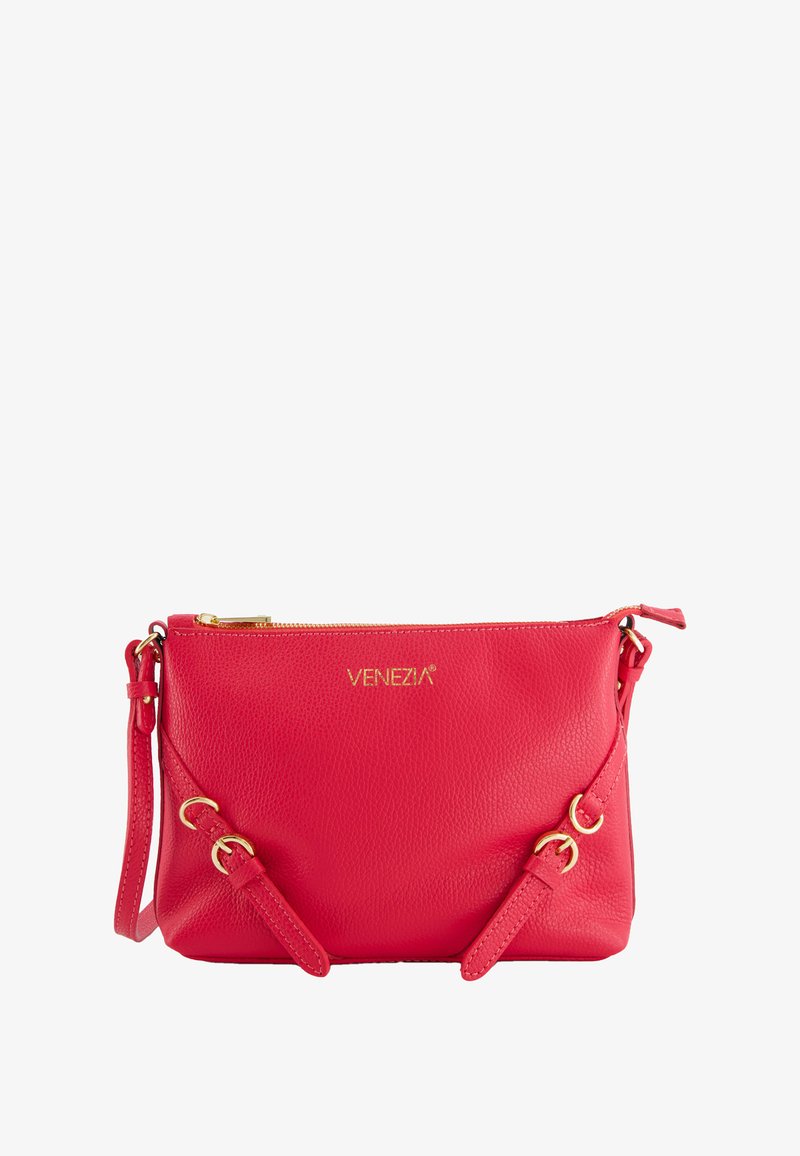 Rote Leder-Crossbody-Tasche mit strukturiertem Finish, goldfarbener Reißverschluss und verstellbarem Riemen. Auf der Vorderseite befindet sich ein bedrucktes Logo.