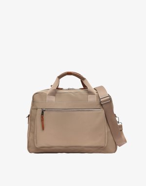 Beige rechthoekige reistas met bovenhandvatten, voorvak met rits en leren trekker, en verstelbare schouderriem tegen een witte achtergrond.