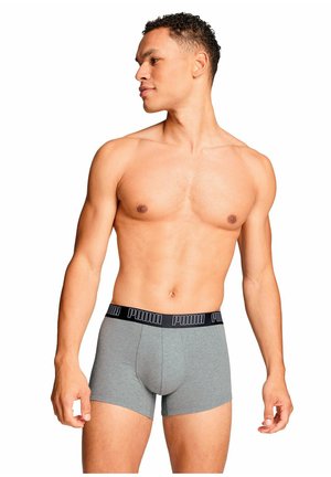 Boxer in grigio con elastico nero in vita su cui è presente il logo "PUMA". Il tessuto appare morbido e ha una texture liscia.