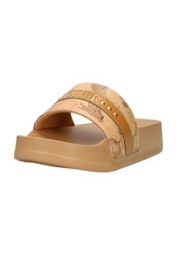 Sandal in pelle scamosciata chiara con una larga fascia superiore caratterizzata da un design a mappa e borchie dorate. Suola testurizzata per una maggiore aderenza.