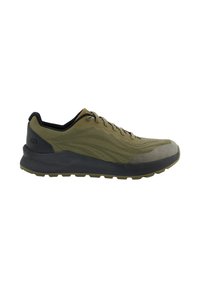 Chaussure de sport vert olive avec empeigne en maille, accents noirs, embout en suède texturé et semelle en caoutchouc avec motif de semelle.