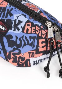 Astuccio con zip realizzato in tessuto resistente, caratterizzato da un design grafico multicolore con testo e pattern audaci in blu, nero e arancione.