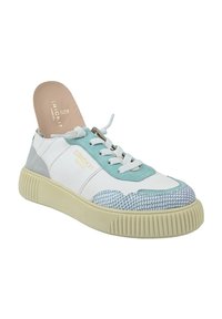 Biały tenisówka z turkusowymi akcentami i teksturowanym szarym panelem bocznym. Posiada ozdobny nosek, sznurowany krój i żebrowaną podeszwę.