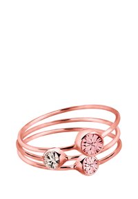 Bague triple en or rose ornée de trois gemmes facettées rondes : claire, rose pâle et rose plus profond, montées dans des sertissages en métal lisse.