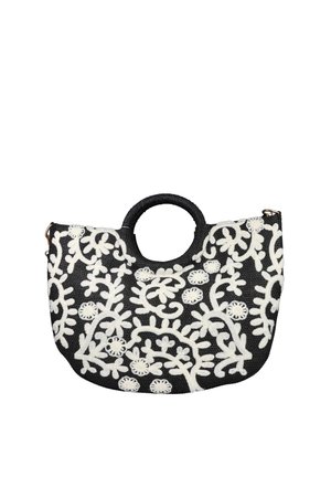 Bolso tejido negro con asas circulares, con bordado blanco de flores y enredaderas que cubren la superficie frontal.