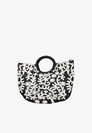 Bolso tejido negro con asas circulares, con bordado blanco de flores y enredaderas que cubren la superficie frontal.