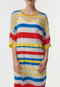 Vestido multicolorido y semi-transparente con rayas horizontales en rojo, amarillo, azul y blanco, con un escote redondo y mangas cortas de gran tamaño.