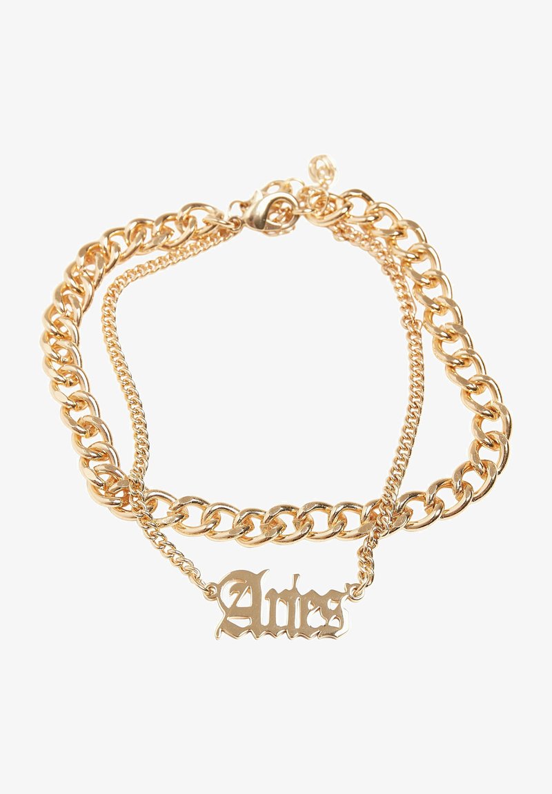 Pulsera de cadena en tono dorado con eslabones entrelazados, que presenta una etiqueta decorativa "Aries" en una fuente estilizada, acabado brillante y cierre de langosta.