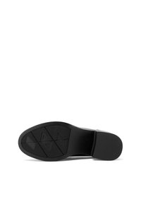 Semelle de chaussure noire avec une bande de roulement à motifs sur la moitié avant et un talon texturé, présentée sur un fond blanc.