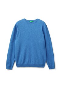 Niebieski sweter z długim rękawem i okrągłym dekoltem, z prążkowanymi mankietami i dole, wyłożony na białym tle.