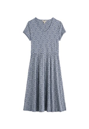 Mėlyna trumpomis rankovėmis, iki kelių ilgio suknelė su baltu gėlių raštu, aptempta juosmuo ir apvali iškirptė ant balto fono.