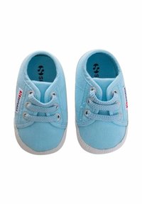 Scarpe per bambini in tela blu con suole in gomma bianche, design con lacci e dettagli cuciti. Interno foderato in tessuto blu chiaro.