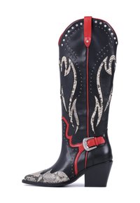 Mustad musta nahast cowboy saapad, millel on punased aktsendid, madu mustriga detailid, hõbeda studid ja plokkkonts, millel on vöödiga kinnitus.