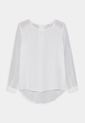 Weißes Blusenshirt mit langen, strukturierten Ärmeln im Fischgrätmuster, rundem Ausschnitt und leicht gebogener Saumlinie.