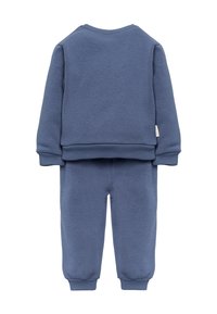 Conjunto de sudadera de manga larga azul y pantalones a juego para niños pequeños, con puños y cinturilla acanalados, mostrado desde la parte de atrás.