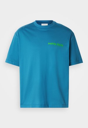 Tyrkysové bavlnené tričko, s okrúhlym výstrihom, krátkymi rukávmi, s malým zeleným logom "calvin klein" potlačeným na prednej strane. Hladká textúra.