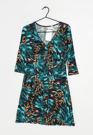 Abito con motivo a scollo a V e maniche a tre quarti, caratterizzato da design astratti in tonalità teal, nero e marrone. Il tessuto è liscio e flessibile.