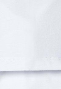 Tejido de algodón blanco con una textura suave, con un diseño simple y sin adornos, y un dobladillo recto. Sin patrones ni acentos.