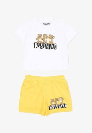 Biały t-shirt dla malucha i żółte spodenki, na obu znajduje się trzy brązowe misie stojące nad napisem "Moschino" czarnymi literami.