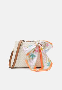 Krämfärgad handväska med geometriskt mönster, brunt läderhandtag och en mönstrad sidenhalsduk med orange, grön och rosa inslag.