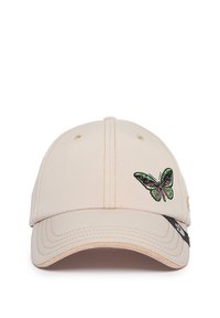 Gorra de béisbol beige con bordado de mariposa en verde y morado en la parte frontal, con visera curva y detalles de costura.
