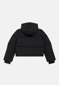 Crna skraćena puf jakna s dugim rukavima, rebrastim manžetama i odvojivim kapuljačom, prikazana sa stražnje strane na bijeloj pozadini.