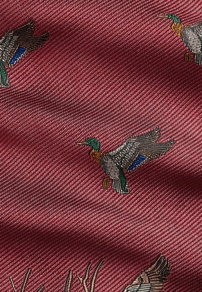 Tissu texturé rouge avec des canards colverts brodés en vol avec des détails verts, marron, noirs, blancs et bleus.
