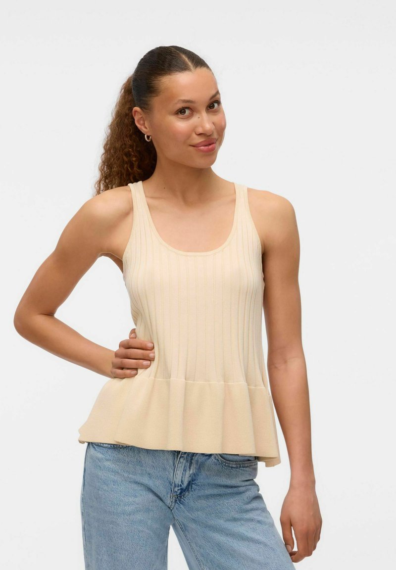 Helles beige, geripptes Tanktop mit schwingendem Peplum-Saum. Der Stoff wirkt weich, mit breiten Schulterträgern und einem runden Halsausschnitt.