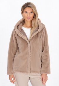 Giacca con cappuccio in finta pelliccia di un morbido colore beige, dotata di chiusura con zip e maniche lunghe, con una fodera interna liscia e una texture soffice.