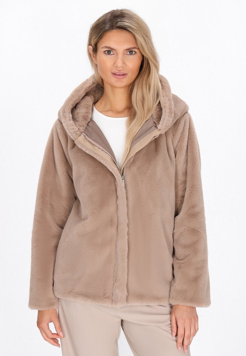 Giacca con cappuccio in finta pelliccia di un morbido colore beige, dotata di chiusura con zip e maniche lunghe, con una fodera interna liscia e una texture soffice.