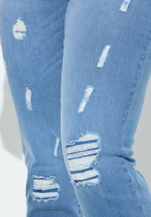 Lichtblauwe gescheurde jeans van denim, met meerdere distressed plekken, waaronder een patch met horizontale strepen op de knie.