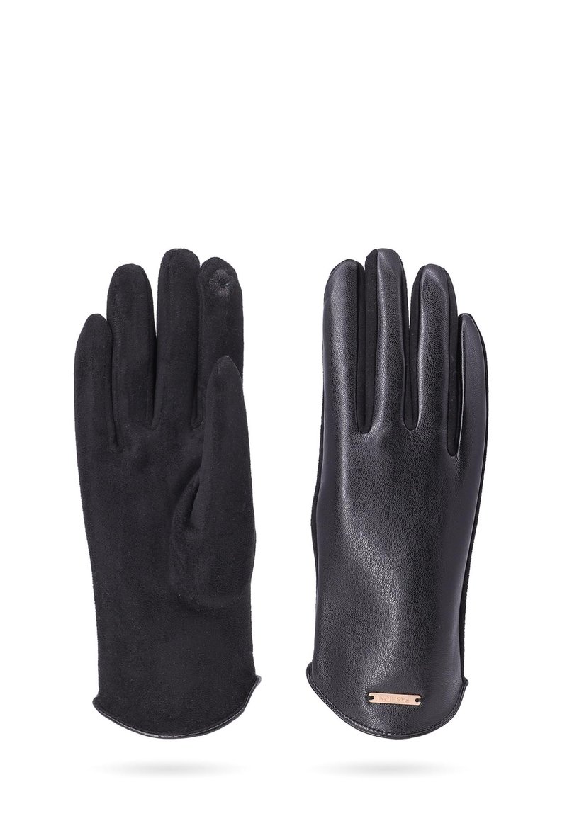 Guanti neri con lato sinistro in suede e lato destro in pelle liscia, con un accento metallico nell'area del polso.