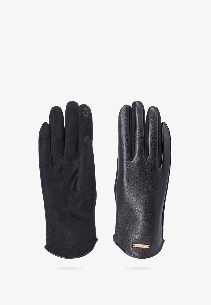 Guanti neri con lato sinistro in suede e lato destro in pelle liscia, con un accento metallico nell'area del polso.