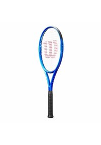 Wilson tennisracket met een blauwe frame, witte snaren en een rood logo. Beschikt over een gestructureerde zwarte grip en een klassieke ovale kopvorm.