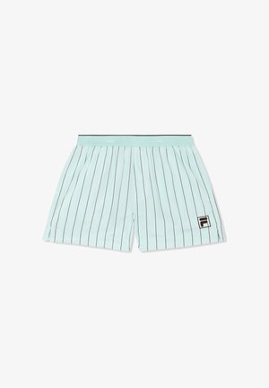 Lichtblauwe sportshorts met dunne verticale zwarte strepen en een zwart Fila-logo op het onderste rechterbeen.