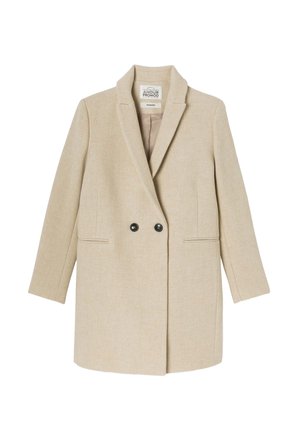 Manteau beige à double boutonnage, texture semblable à de la laine, col cranté, deux poches avant, et boutons foncés, conçu avec une coupe ajustée.