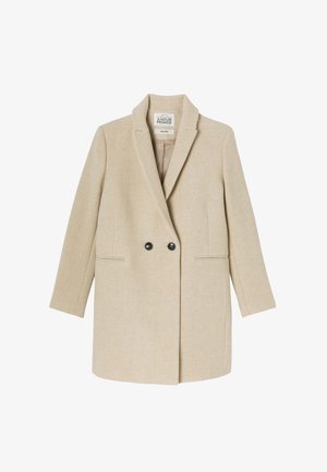 Manteau beige à double boutonnage, texture semblable à de la laine, col cranté, deux poches avant, et boutons foncés, conçu avec une coupe ajustée.