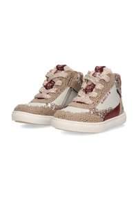 Beige en rode hoge kinderschoenen met een gevlekt patroon, glitteraccenten, een zijrits en patroonveters. Rubberen zool.