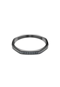 Anillo hexagonal negro con una superficie texturizada, que presenta una fila de piedras rectangulares a lo largo de un borde, y un interior suave y pulido.