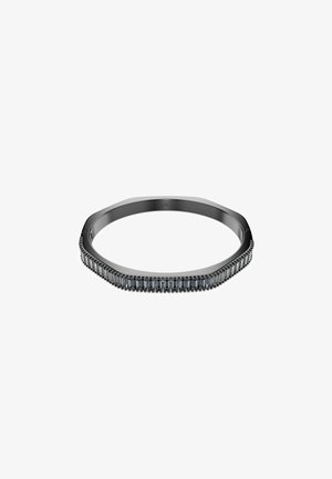 Schwarzer sechseckiger Ring mit strukturierter Oberfläche, der eine Reihe rechteckiger Steine entlang einer Kante präsentiert und ein glattes, poliertes Innenleben aufweist.