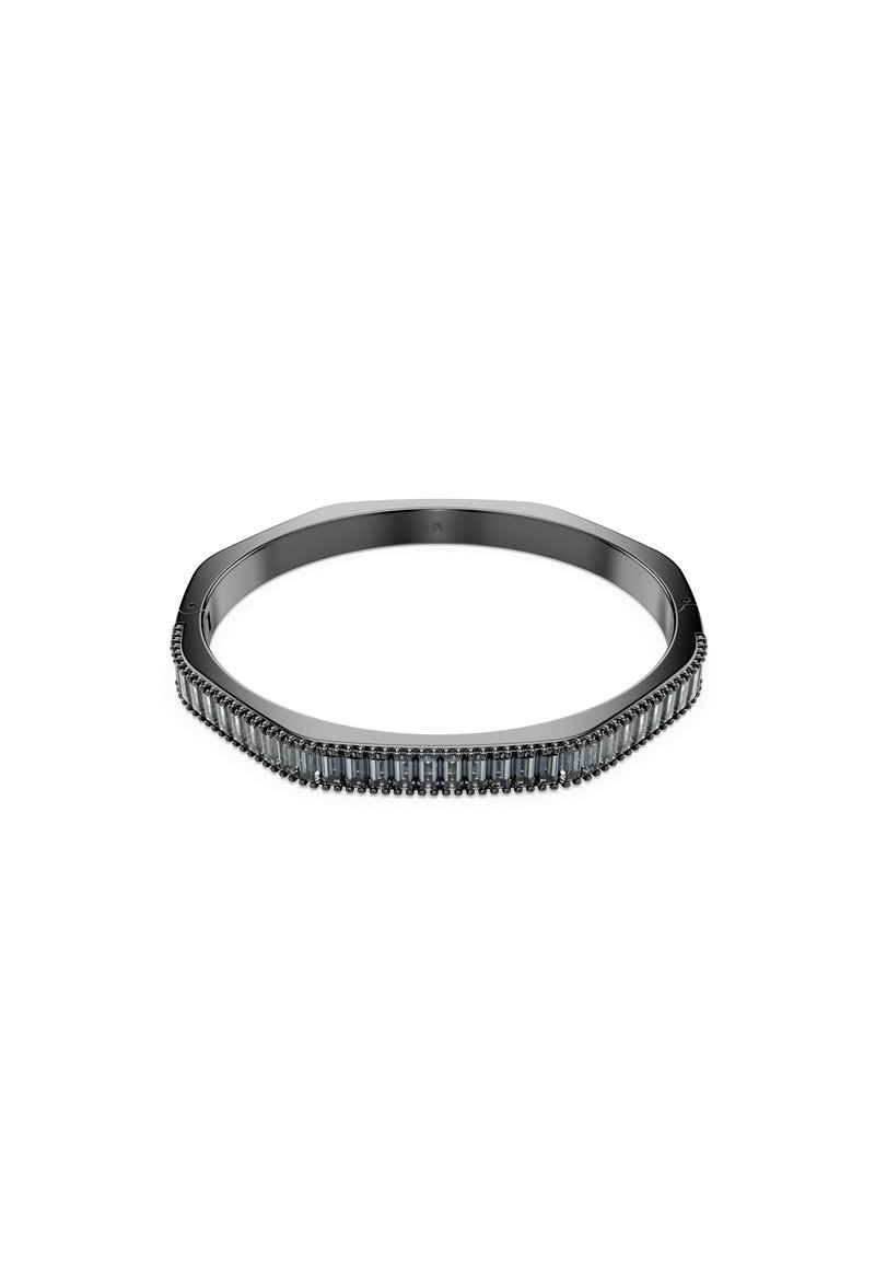 Anillo hexagonal negro con una superficie texturizada, que presenta una fila de piedras rectangulares a lo largo de un borde, y un interior suave y pulido.