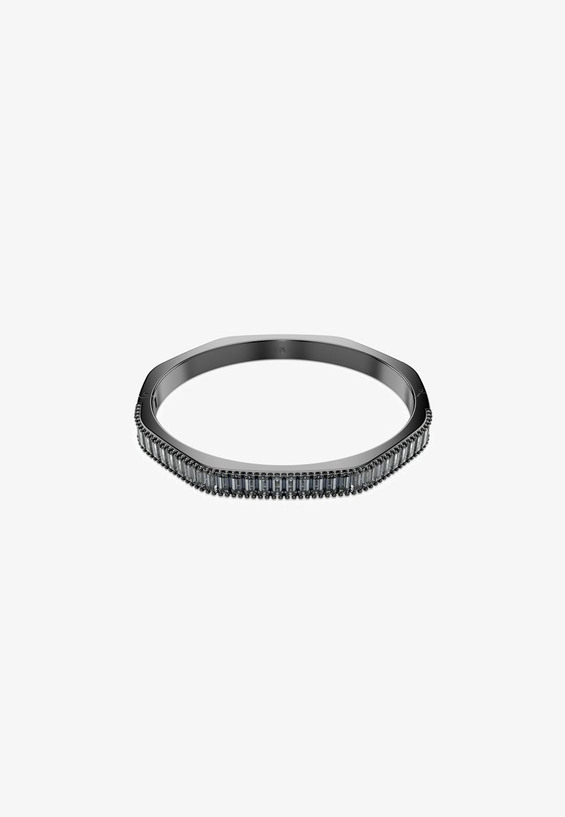 Anillo hexagonal negro con una superficie texturizada, que presenta una fila de piedras rectangulares a lo largo de un borde, y un interior suave y pulido.