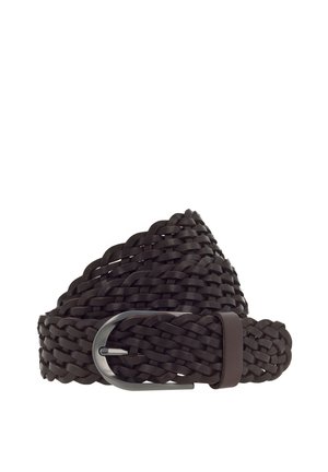 Ciemnobrązowy, pleciony skórzany pasek zwinięty z srebrną metalową klamrą i skórzaną pętlą na białym tle.