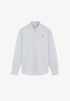 Chemise à manches longues boutonnée avec fines rayures verticales bleu clair et blanc et petit logo sombre sur la poitrine gauche.