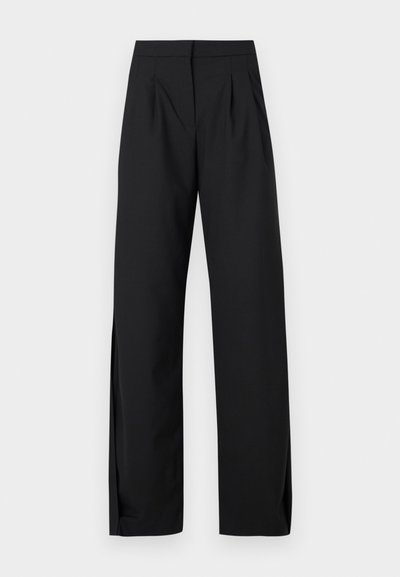 Crne krojene hlače s glatkom teksturom, širokim nogavicama, prednjim plisiranim detaljima i bočnim prorezima na rubovima za dodatni stil i pokret.