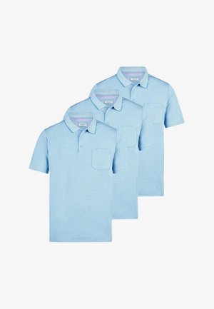 Drei hellblaue Poloshirts mit kurzen Ärmeln, Kragen, Knöpfen und Brusttaschen, in einem versetzten Stapel angeordnet.